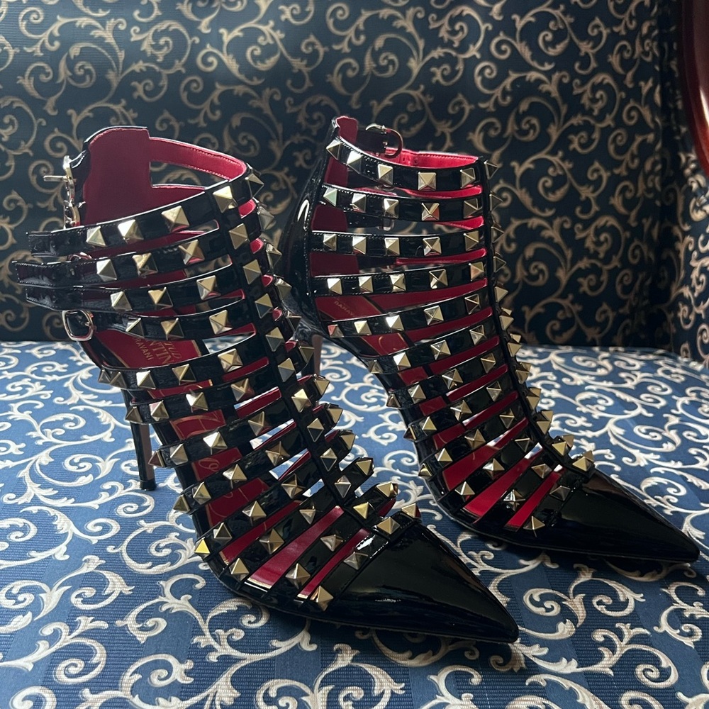 Valentino Garavani Rockstud Patent Leather Pumps Size 6